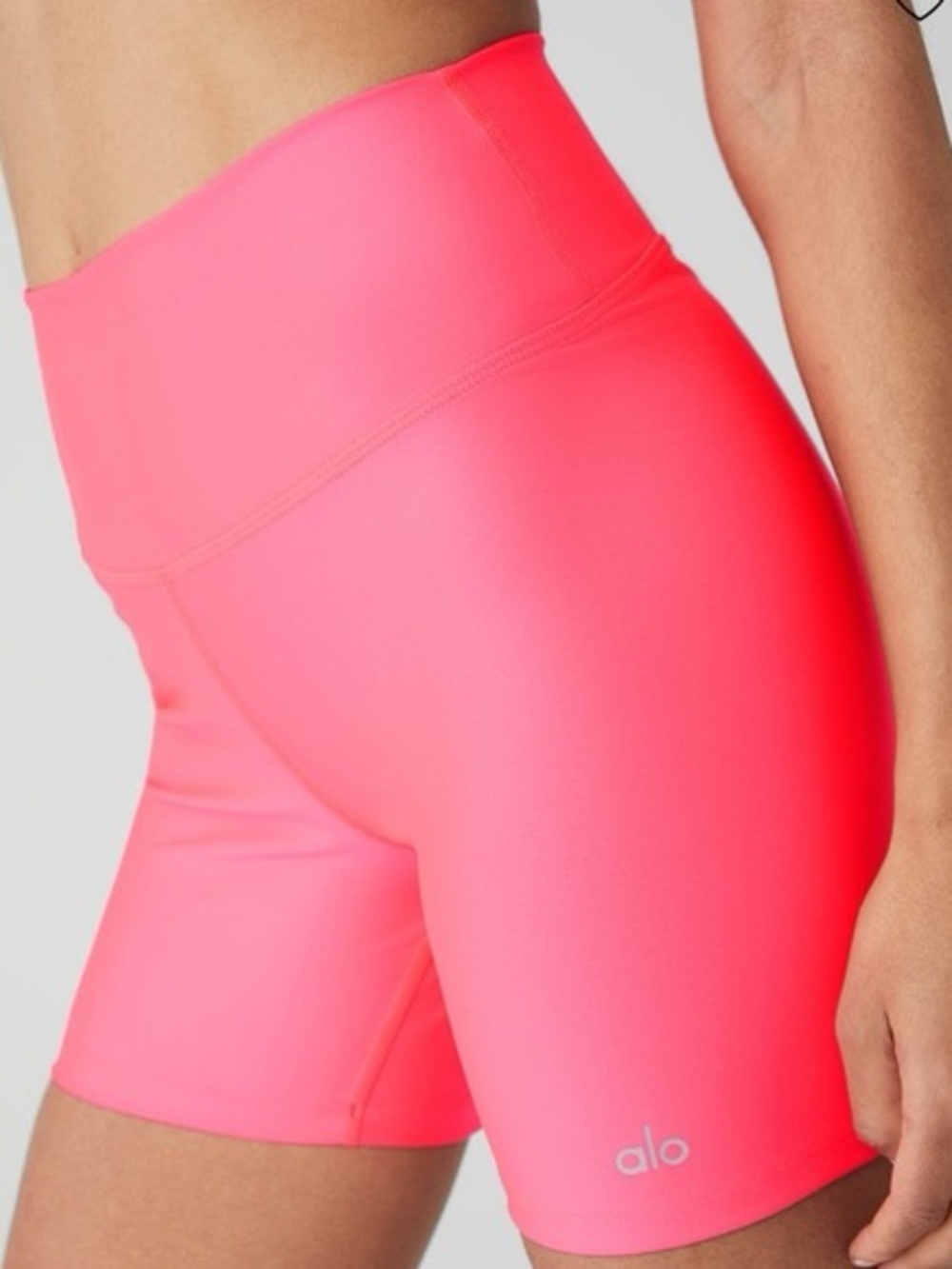 ALO YOGA Airlift Energy Biker Shorts in Fluorescent Coral Pink Size S